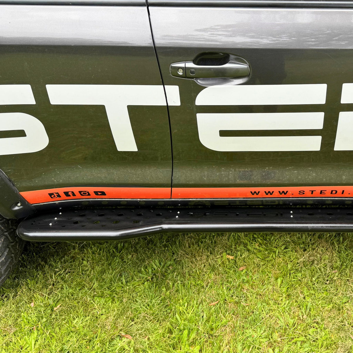 Raslarr Revolution Rock Sliders & Side Steps with laser cutting to suit the Stedi 200 Series Toyota Landcruiser 6