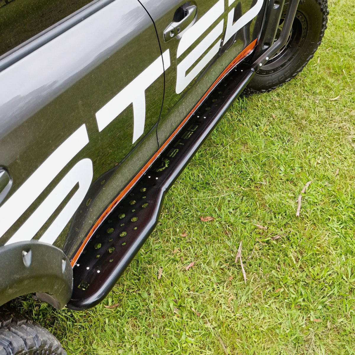 Raslarr Revolution Rock Sliders & Side Steps with laser cutting to suit the Stedi 200 Series Toyota Landcruiser with side rails scrub bars